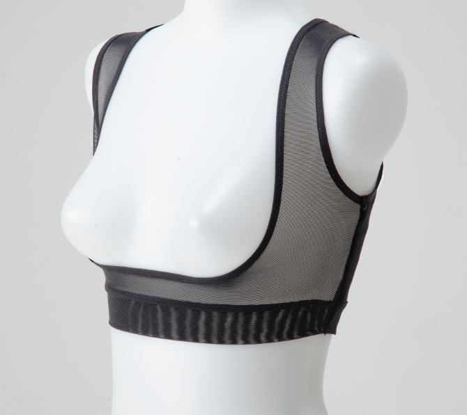 ブレストトップ(オープンバストタイプ)肩甲骨まわりの可動域を広げ、深い呼吸と動きをサポート。