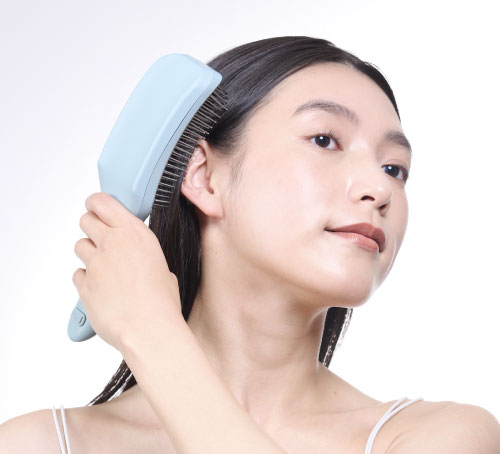 深く届く、心地よさ。濃密EMSブラシが包み込む、新しい頭皮アプローチ。