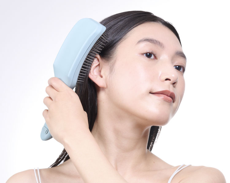 深く届く、心地よさ。濃密EMSブラシが包み込む、新しい頭皮アプローチ。