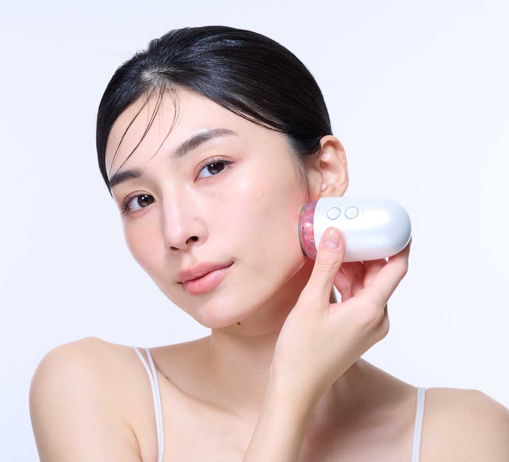 新・密着リフト。吸引＋EMSで叶える、新感覚の“引き上げ、鍛える”美顔器。