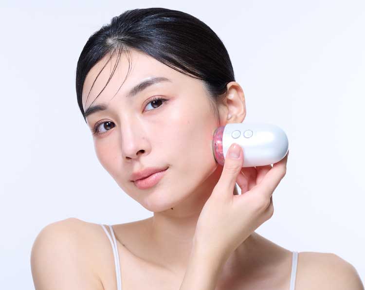 新・密着リフト。吸引＋EMSで叶える、新感覚の“引き上げ、鍛える”美顔器。