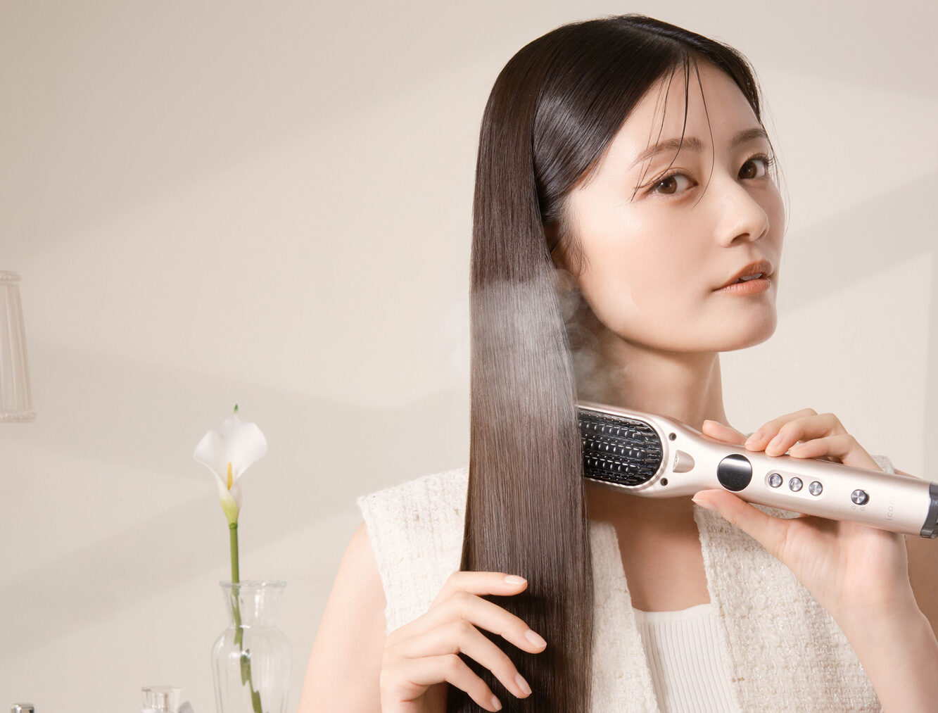 ≪とかすだけで瞬間※1 うるツヤストレート≫ 忙しい朝でも手軽にサロン級の仕上がりへ導く「イコエル ケアスチームブラシアイロン」が新発売|icoelle(イコエル)